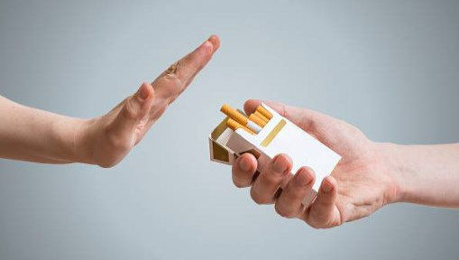 dejar de fumar - una mano rechazando cigarillos