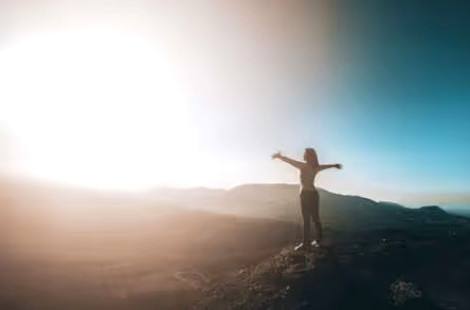 autoestima confianza - persona mirando horizonte soleado
