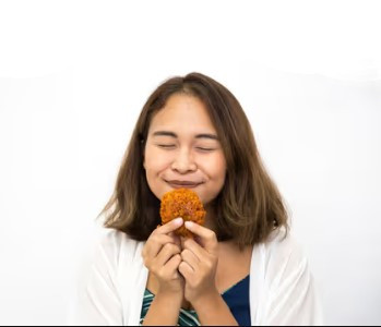 comiendo y disfrutando - mujer huele comida antes de comer