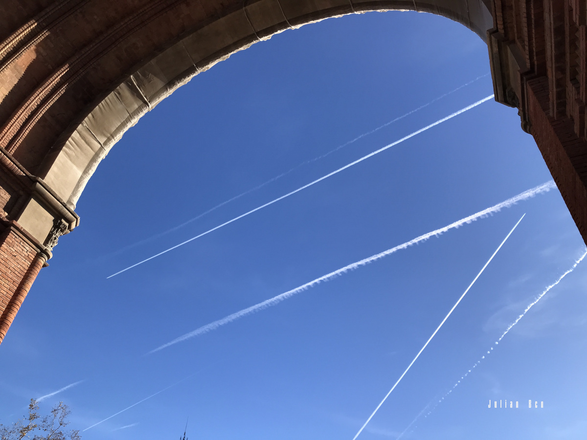 arco cielo estelas de aviones